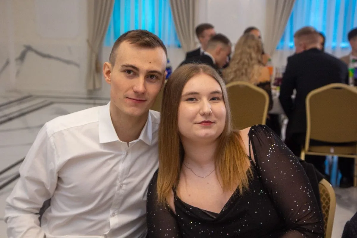 Sto dni do dorosłości. Przypominamy jak maturzyści "Rubinka" bawili się na studniówce (zdjęcia, wideo)