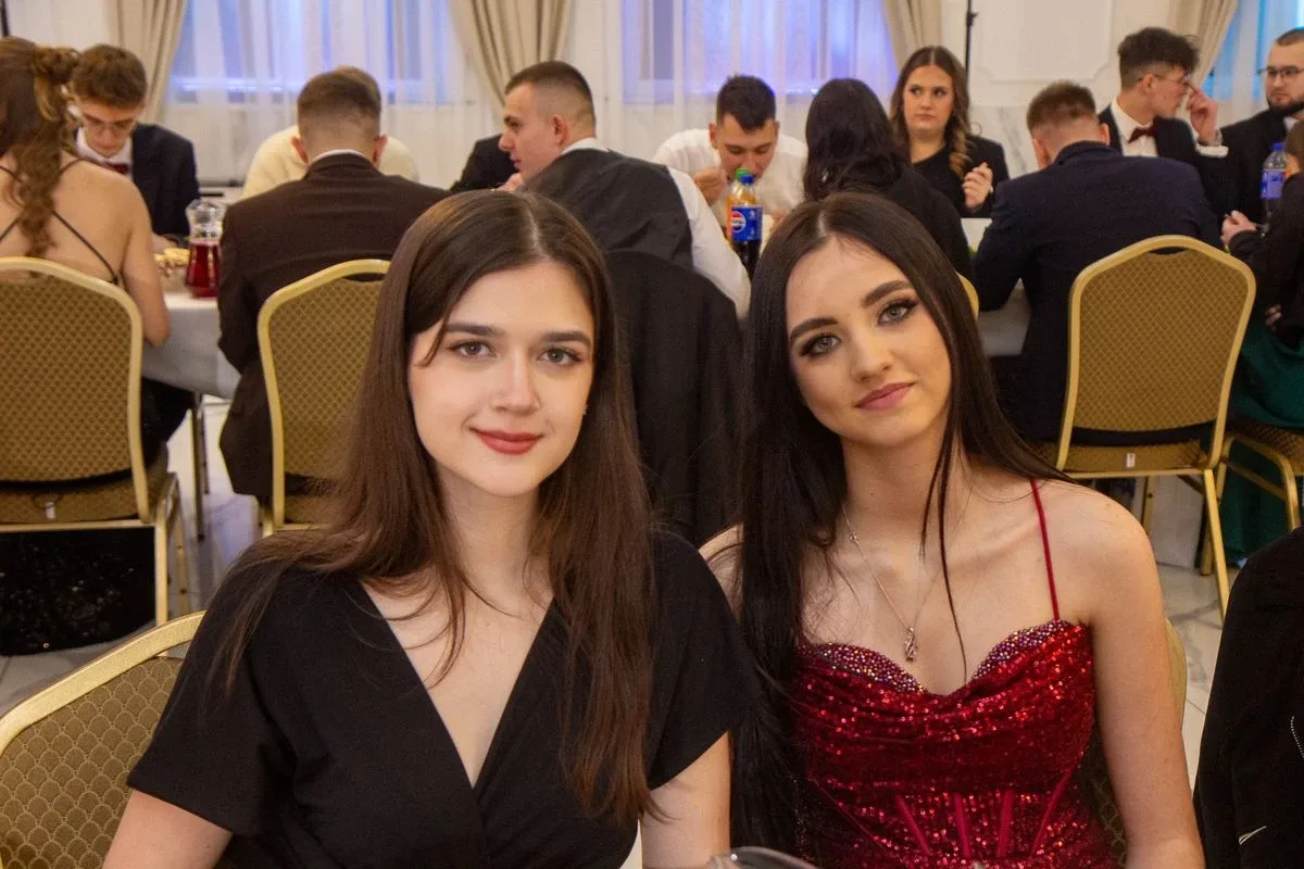 Sto dni do dorosłości. Przypominamy jak maturzyści "Rubinka" bawili się na studniówce (zdjęcia, wideo)