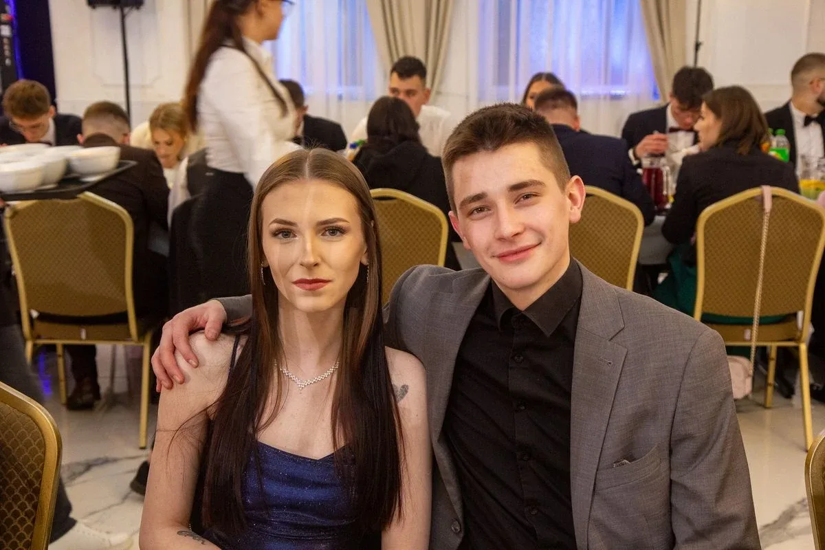 Sto dni do dorosłości. Przypominamy jak maturzyści "Rubinka" bawili się na studniówce (zdjęcia, wideo)
