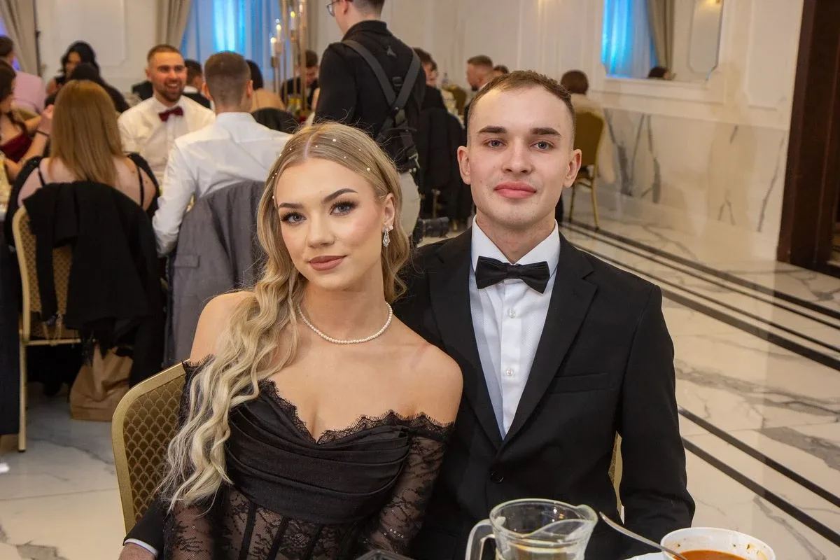 Sto dni do dorosłości. Przypominamy jak maturzyści "Rubinka" bawili się na studniówce (zdjęcia, wideo)