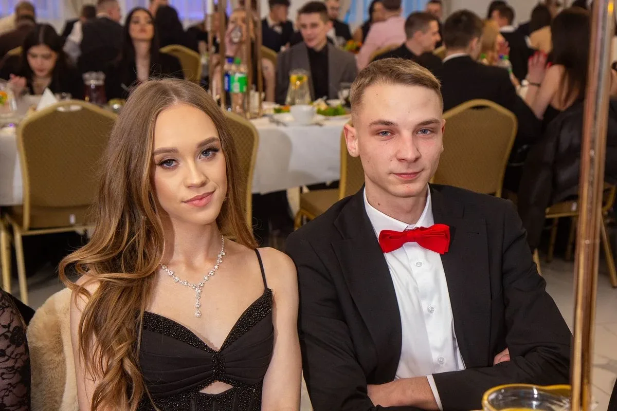 Sto dni do dorosłości. Przypominamy jak maturzyści "Rubinka" bawili się na studniówce (zdjęcia, wideo)