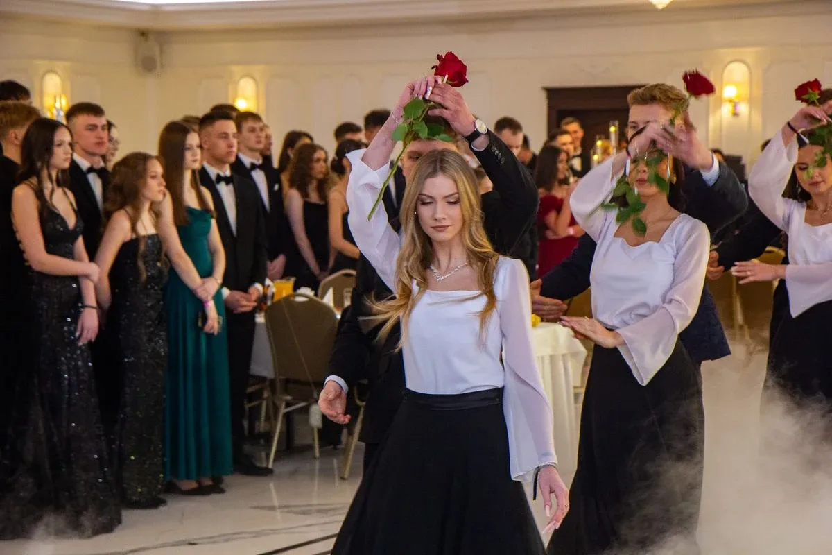 Sto dni do dorosłości. Przypominamy jak maturzyści "Rubinka" bawili się na studniówce (zdjęcia, wideo)