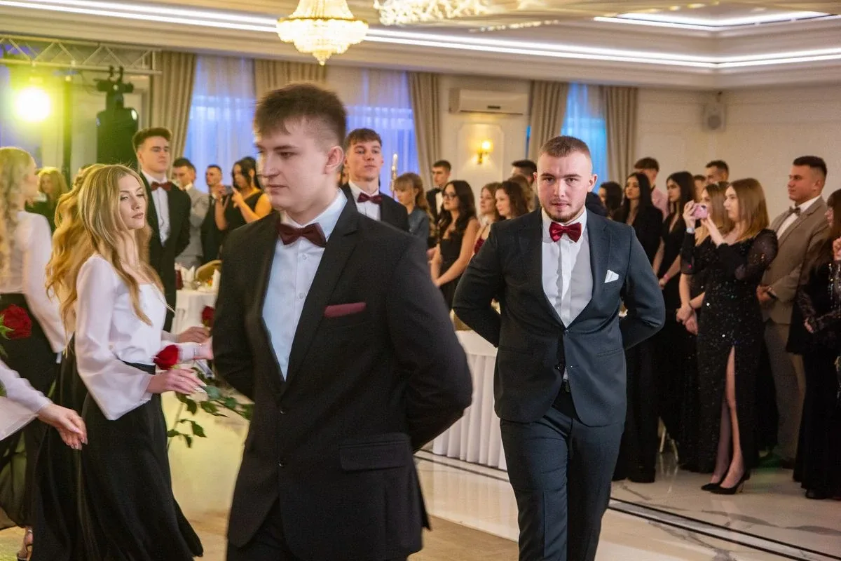 Sto dni do dorosłości. Przypominamy jak maturzyści "Rubinka" bawili się na studniówce (zdjęcia, wideo)