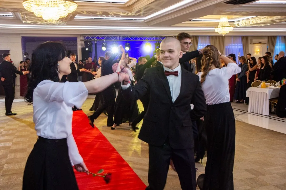 Sto dni do dorosłości. Przypominamy jak maturzyści "Rubinka" bawili się na studniówce (zdjęcia, wideo)