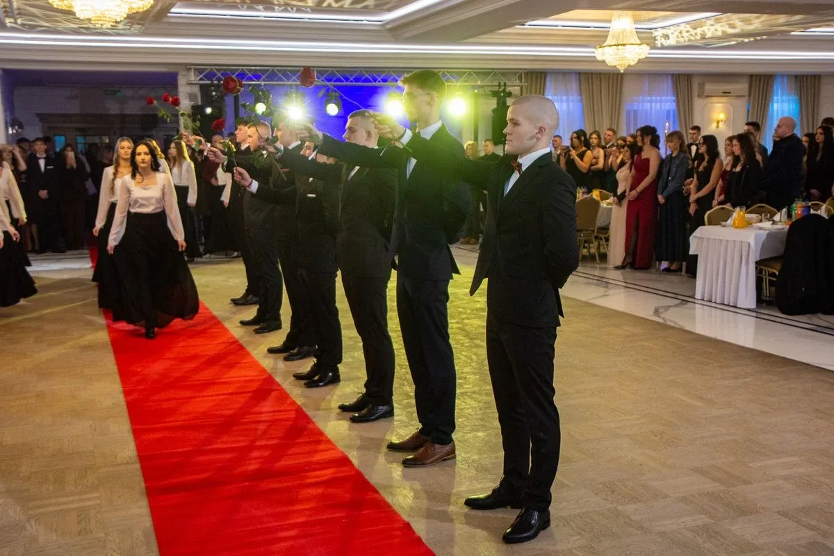 Sto dni do dorosłości. Przypominamy jak maturzyści "Rubinka" bawili się na studniówce (zdjęcia, wideo)