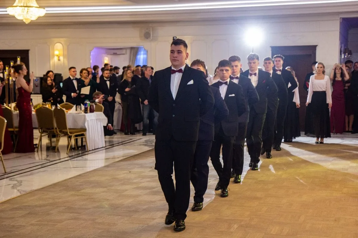 Sto dni do dorosłości. Przypominamy jak maturzyści "Rubinka" bawili się na studniówce (zdjęcia, wideo)