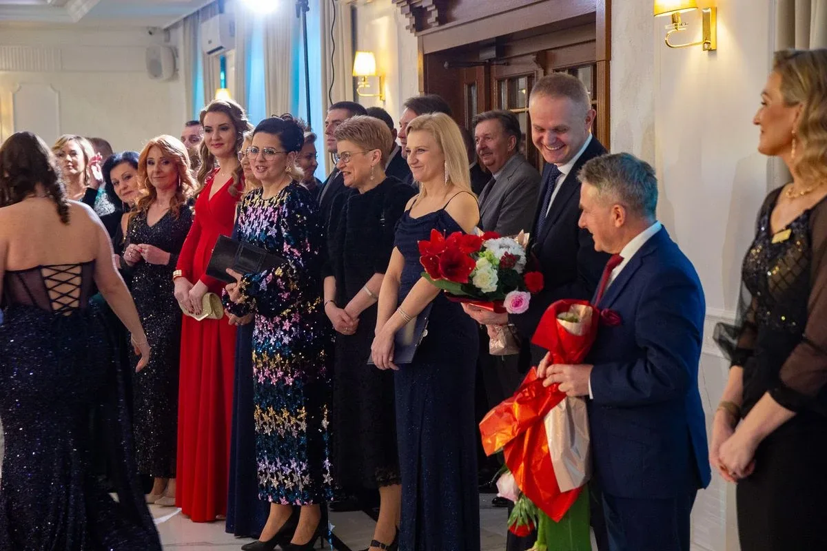 Sto dni do dorosłości. Przypominamy jak maturzyści "Rubinka" bawili się na studniówce (zdjęcia, wideo)