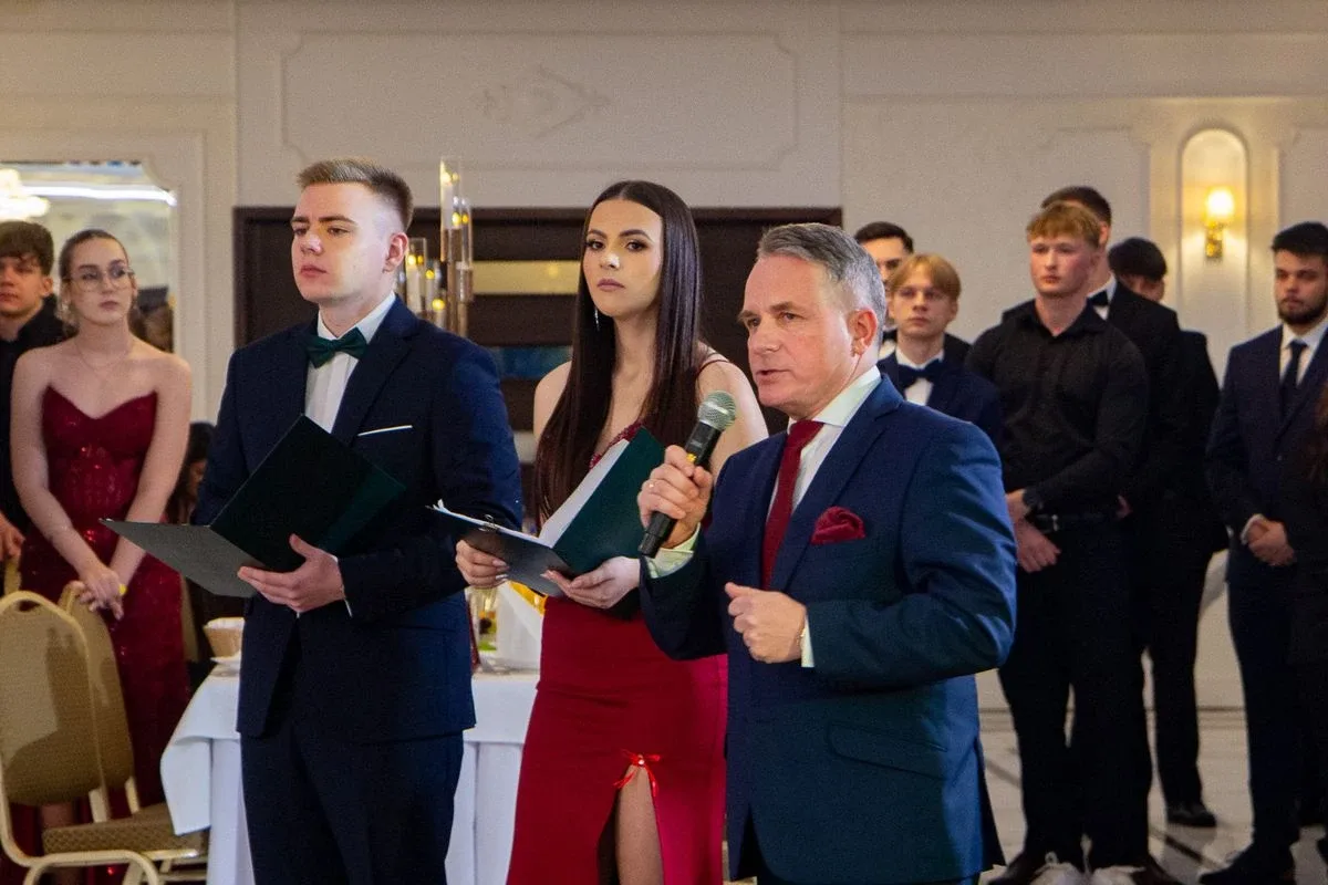 Sto dni do dorosłości. Przypominamy jak maturzyści "Rubinka" bawili się na studniówce (zdjęcia, wideo)