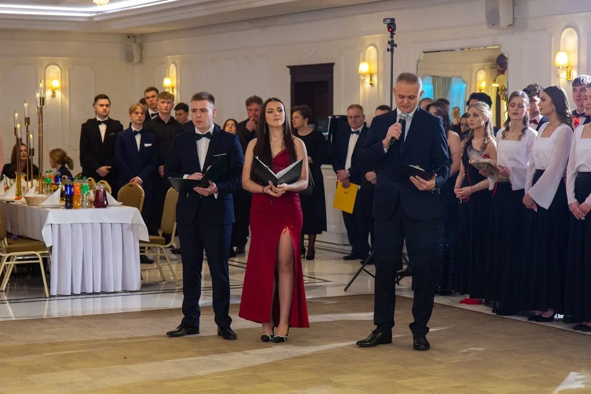 Sto dni do dorosłości. Przypominamy jak maturzyści "Rubinka" bawili się na studniówce (zdjęcia, wideo)