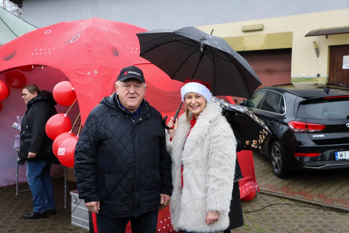Ponad 200 choinek trafiło do mieszkańców Ostrowi! Ekologiczna akcja zakończona sukcesem! (zdjęcia)