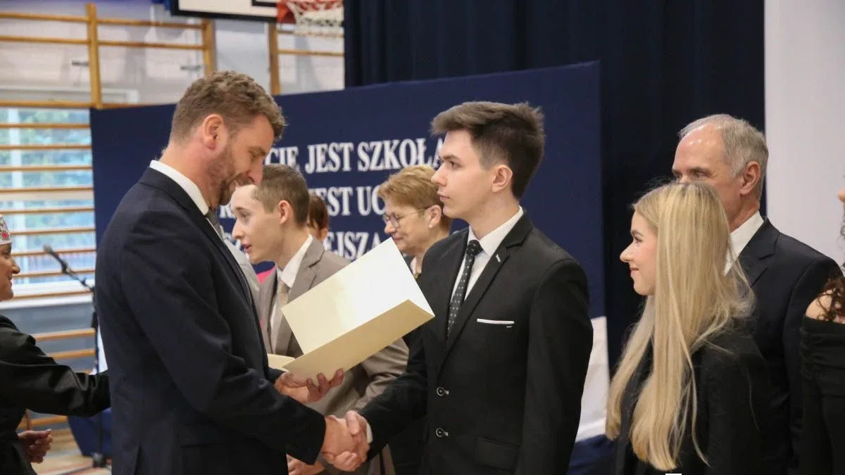 Najlepsi z najlepszych ze stypendiami premiera. Wręczono je uczniom z regionu (zdjęcia, wideo)