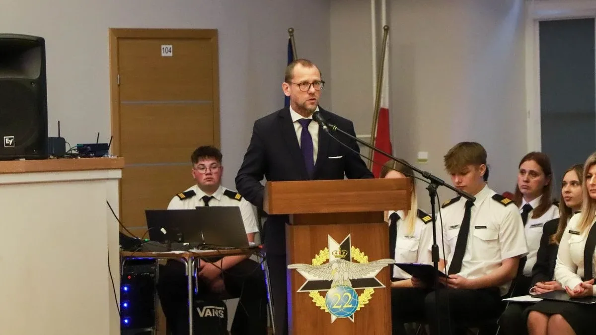 Uroczyste pasowanie uczniów i podpisanie ważnego porozumienia. Historyczny dzień w CSL Technikum Lotniczym w Nagoszewie (zdjęcia)
