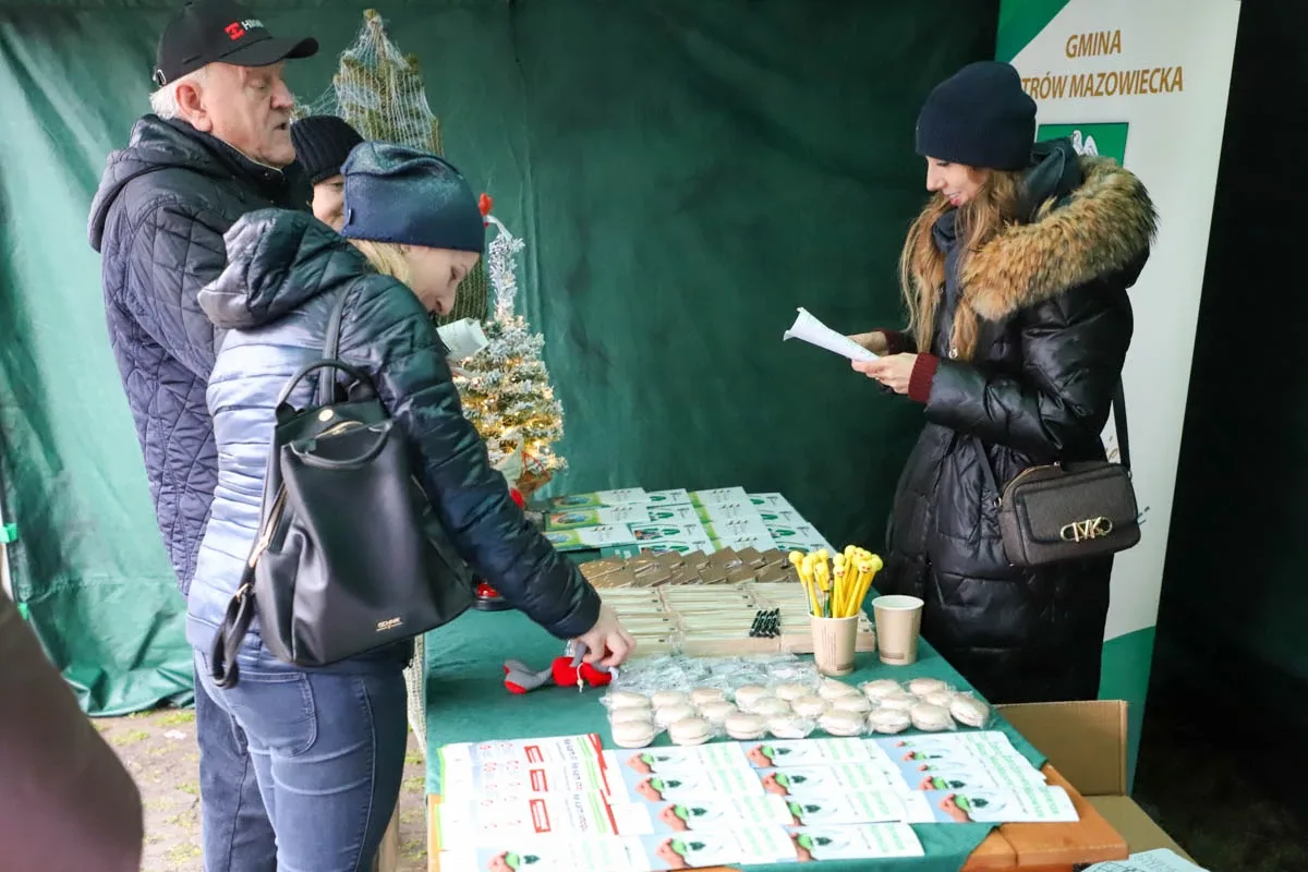 Ponad 200 choinek trafiło do mieszkańców Ostrowi! Ekologiczna akcja zakończona sukcesem! (zdjęcia)