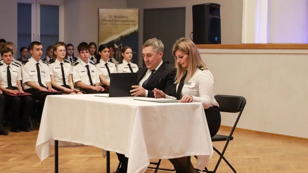 Uroczyste pasowanie uczniów i podpisanie ważnego porozumienia. Historyczny dzień w CSL Technikum Lotniczym w Nagoszewie (zdjęcia)