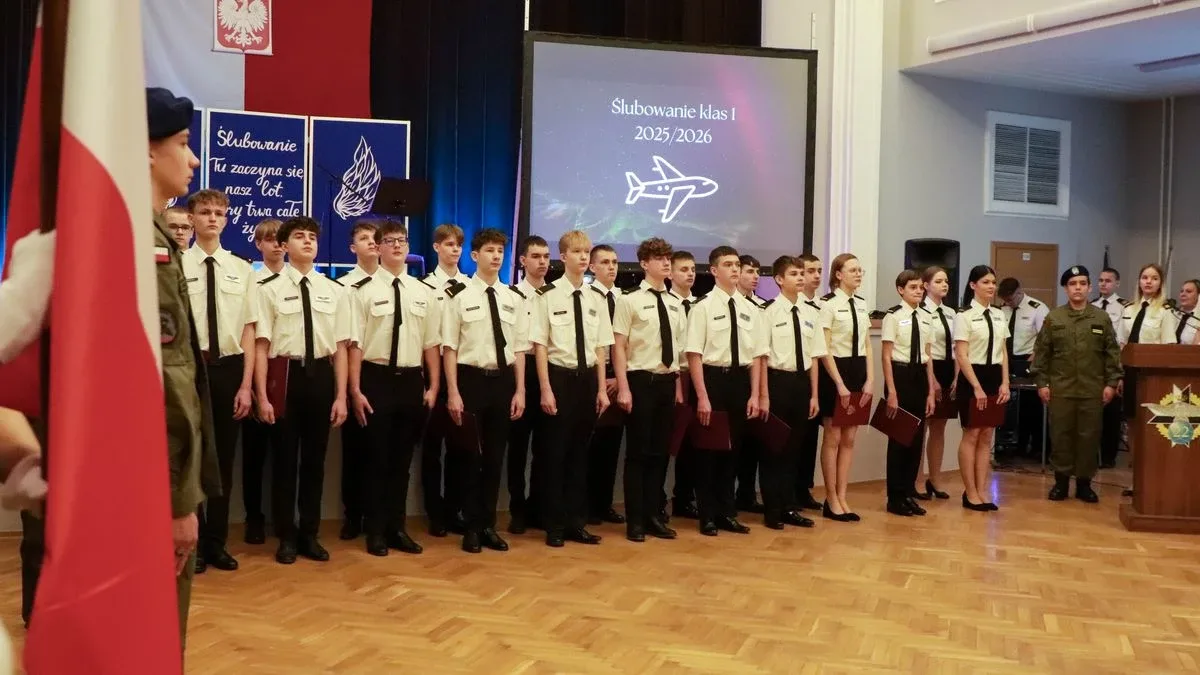 Uroczyste pasowanie uczniów i podpisanie ważnego porozumienia. Historyczny dzień w CSL Technikum Lotniczym w Nagoszewie (zdjęcia)