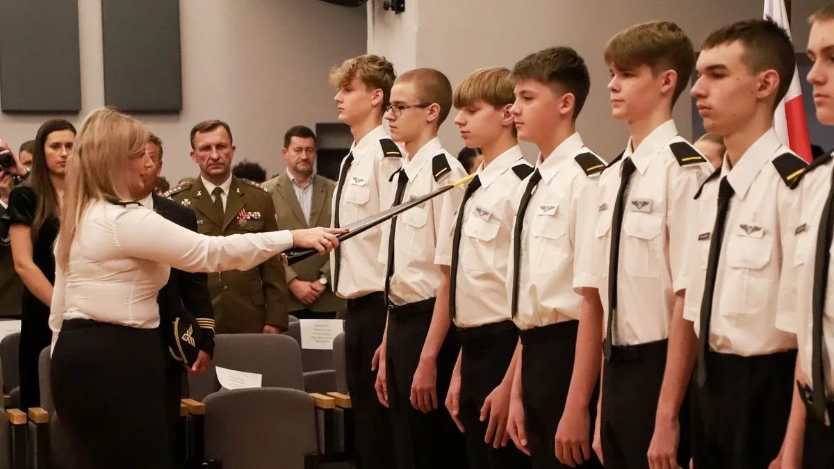 Uroczyste pasowanie uczniów i podpisanie ważnego porozumienia. Historyczny dzień w CSL Technikum Lotniczym w Nagoszewie (zdjęcia)