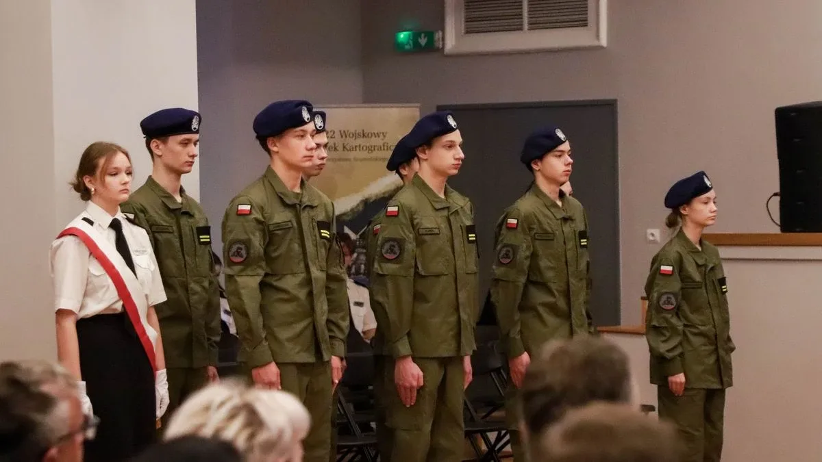 Uroczyste pasowanie uczniów i podpisanie ważnego porozumienia. Historyczny dzień w CSL Technikum Lotniczym w Nagoszewie (zdjęcia)