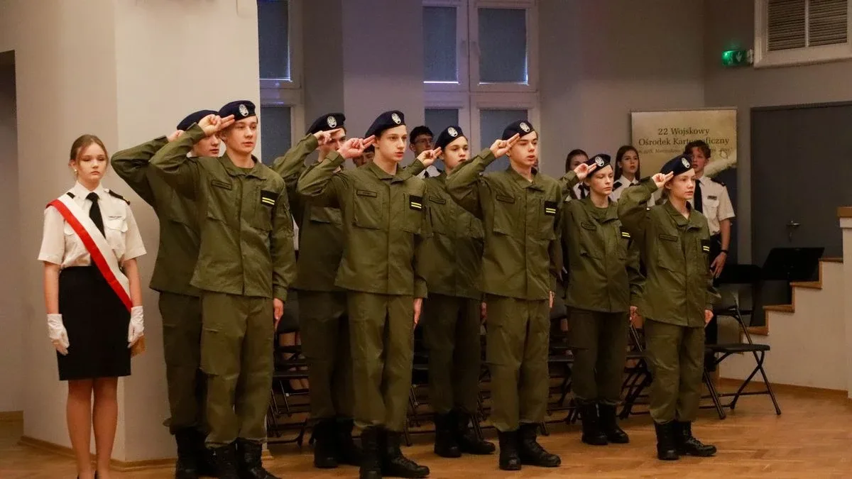 Uroczyste pasowanie uczniów i podpisanie ważnego porozumienia. Historyczny dzień w CSL Technikum Lotniczym w Nagoszewie (zdjęcia)