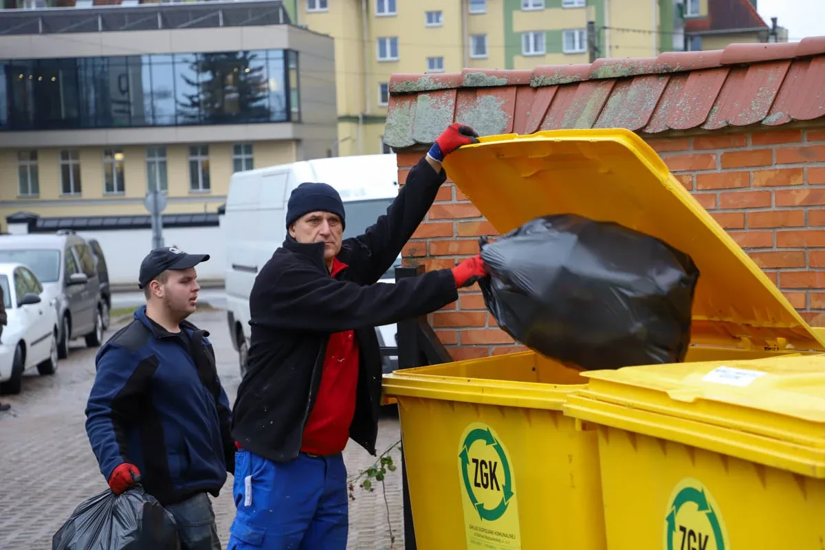 Ponad 200 choinek trafiło do mieszkańców Ostrowi! Ekologiczna akcja zakończona sukcesem! (zdjęcia)