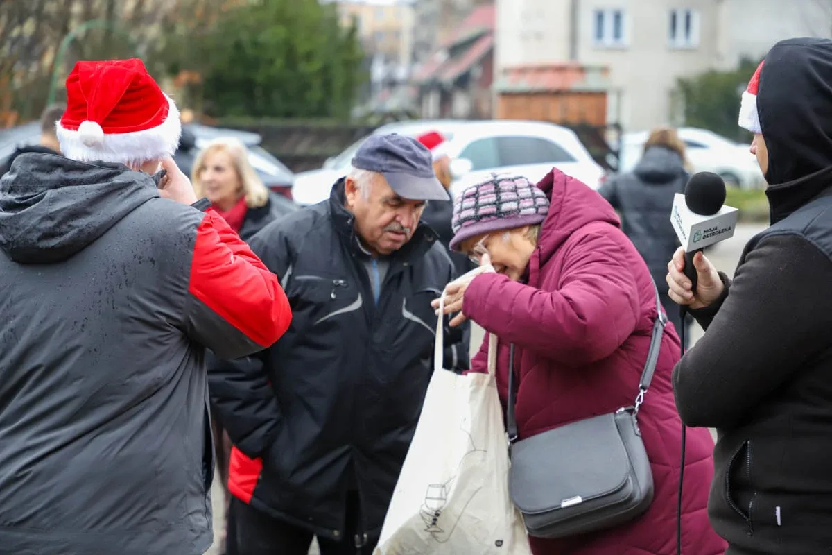 Ponad 200 choinek trafiło do mieszkańców Ostrowi! Ekologiczna akcja zakończona sukcesem! (zdjęcia)