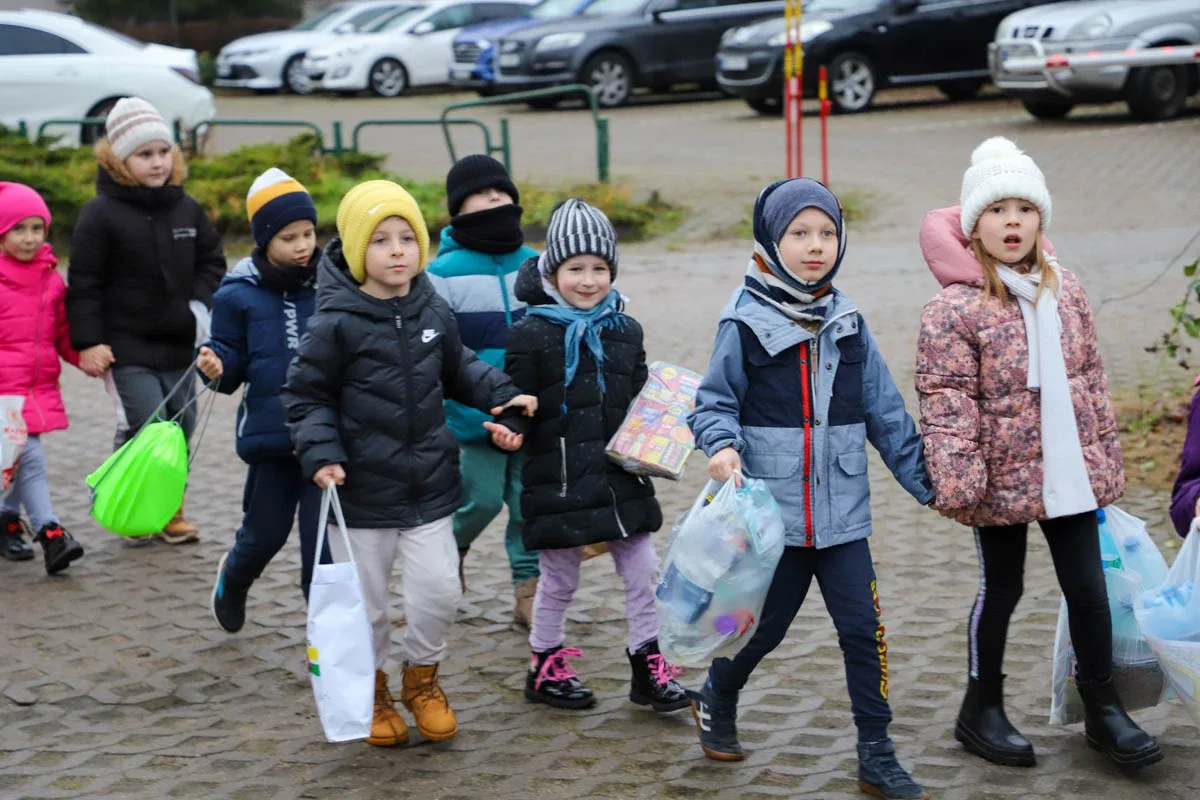 Ponad 200 choinek trafiło do mieszkańców Ostrowi! Ekologiczna akcja zakończona sukcesem! (zdjęcia)
