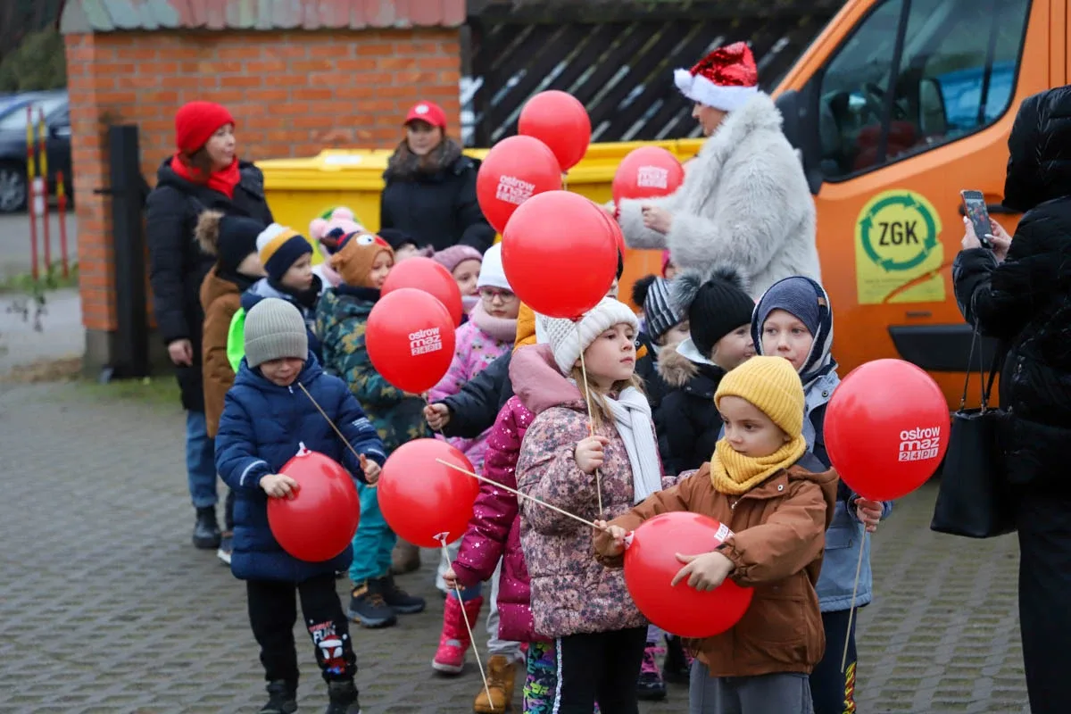 Ponad 200 choinek trafiło do mieszkańców Ostrowi! Ekologiczna akcja zakończona sukcesem! (zdjęcia)