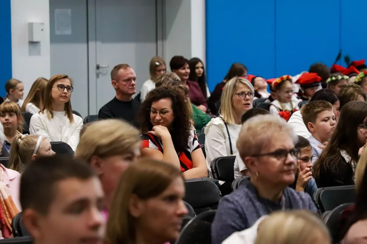 Uroczyste otwarcie nowej szkoły. To już tętniące życiem serce edukacji w Ostrowi (zdjęcia, wideo)