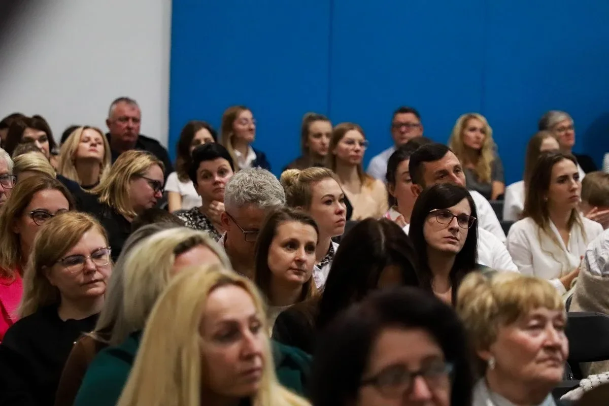 Uroczyste otwarcie nowej szkoły. To już tętniące życiem serce edukacji w Ostrowi (zdjęcia, wideo)