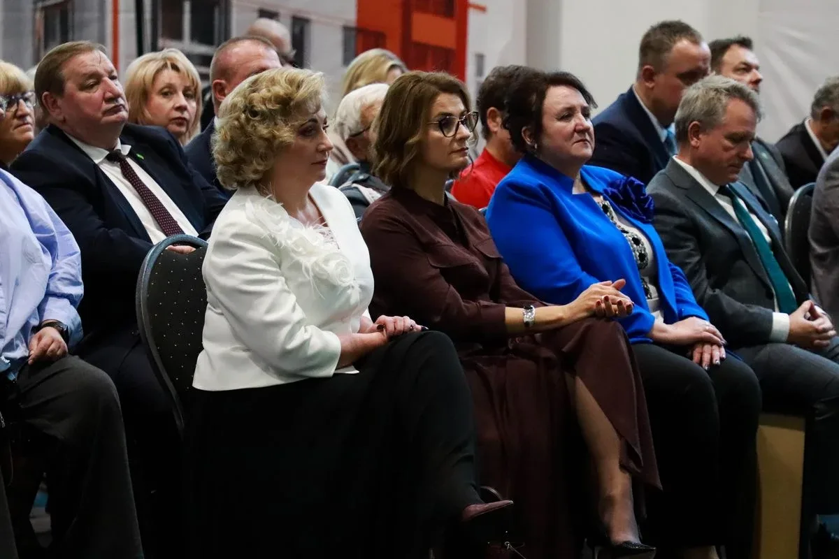 Uroczyste otwarcie nowej szkoły. To już tętniące życiem serce edukacji w Ostrowi (zdjęcia, wideo)