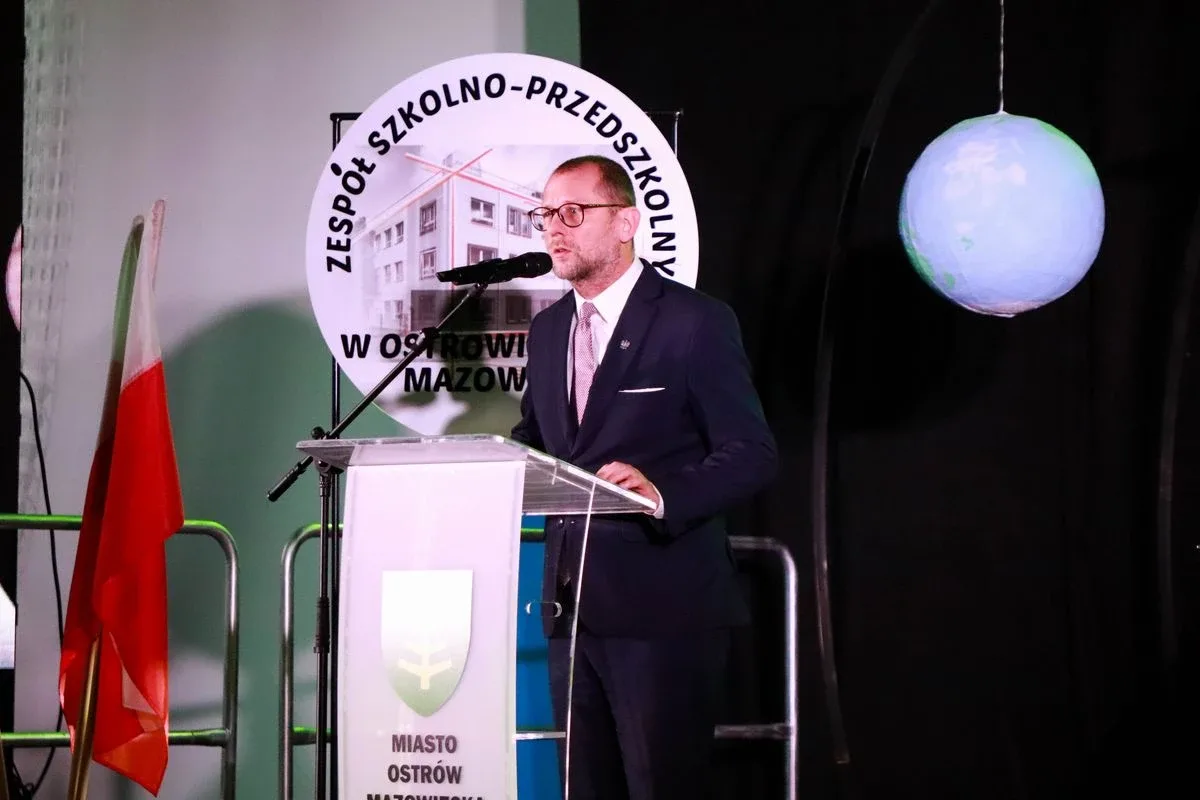 Uroczyste otwarcie nowej szkoły. To już tętniące życiem serce edukacji w Ostrowi (zdjęcia, wideo)