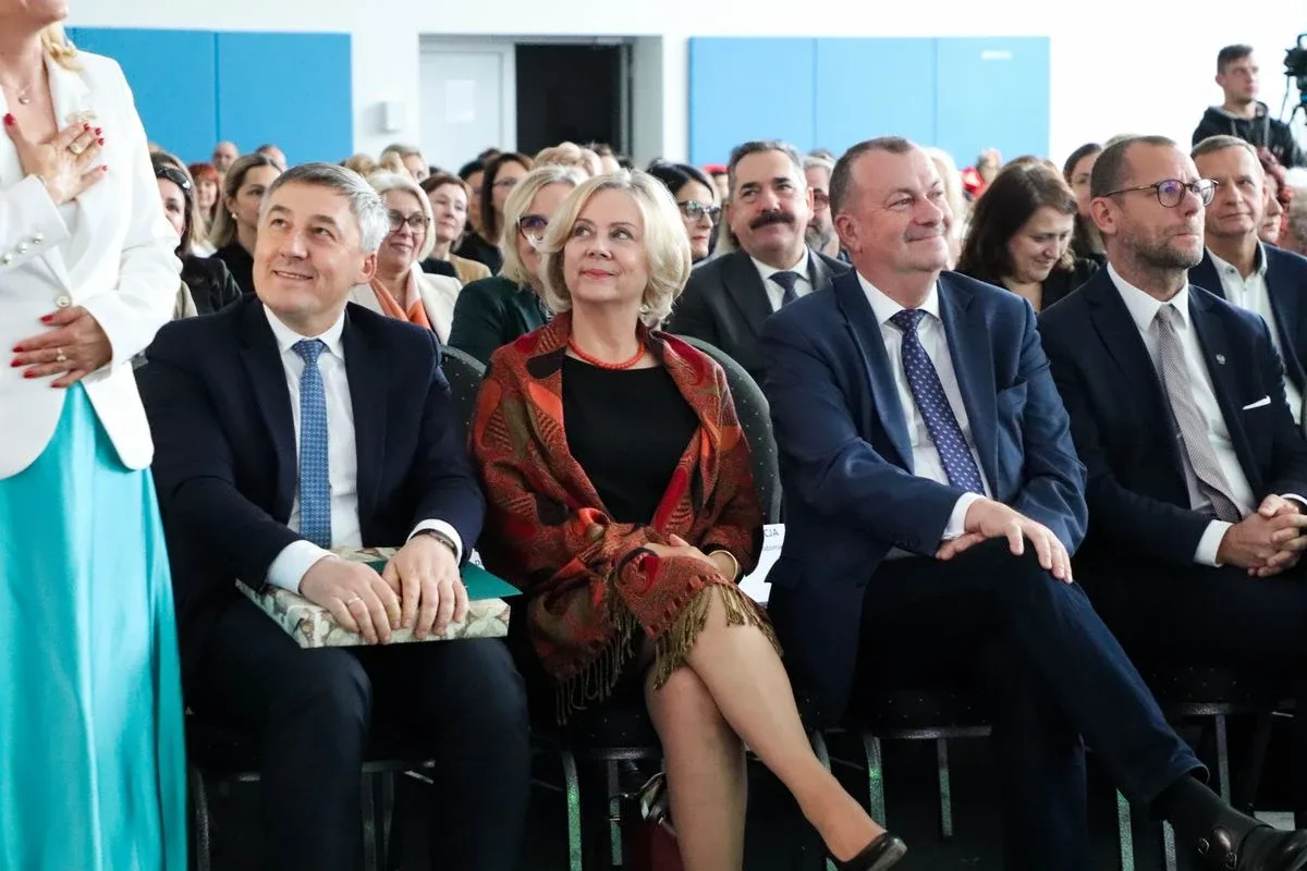 Uroczyste otwarcie nowej szkoły. To już tętniące życiem serce edukacji w Ostrowi (zdjęcia, wideo)