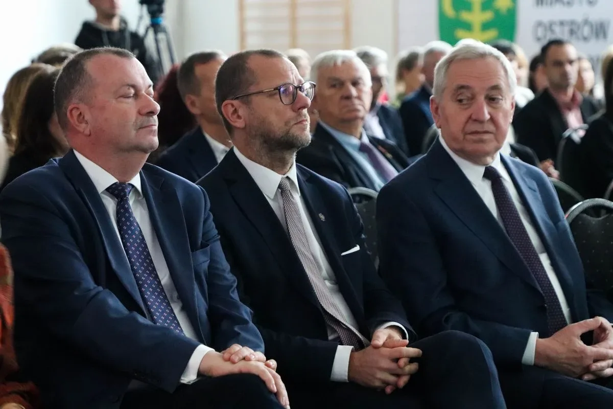 Uroczyste otwarcie nowej szkoły. To już tętniące życiem serce edukacji w Ostrowi (zdjęcia, wideo)