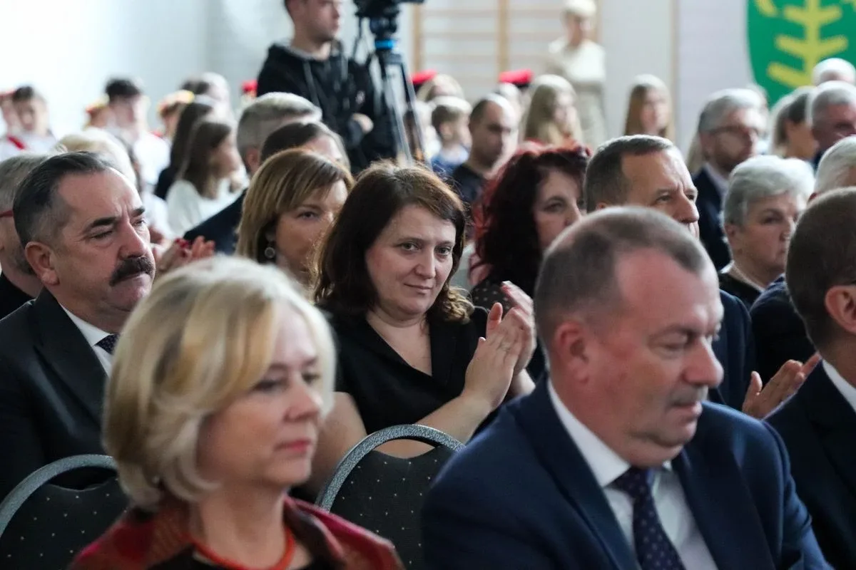Uroczyste otwarcie nowej szkoły. To już tętniące życiem serce edukacji w Ostrowi (zdjęcia, wideo)