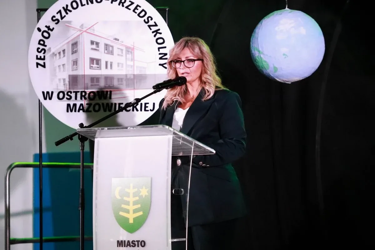 Uroczyste otwarcie nowej szkoły. To już tętniące życiem serce edukacji w Ostrowi (zdjęcia, wideo)