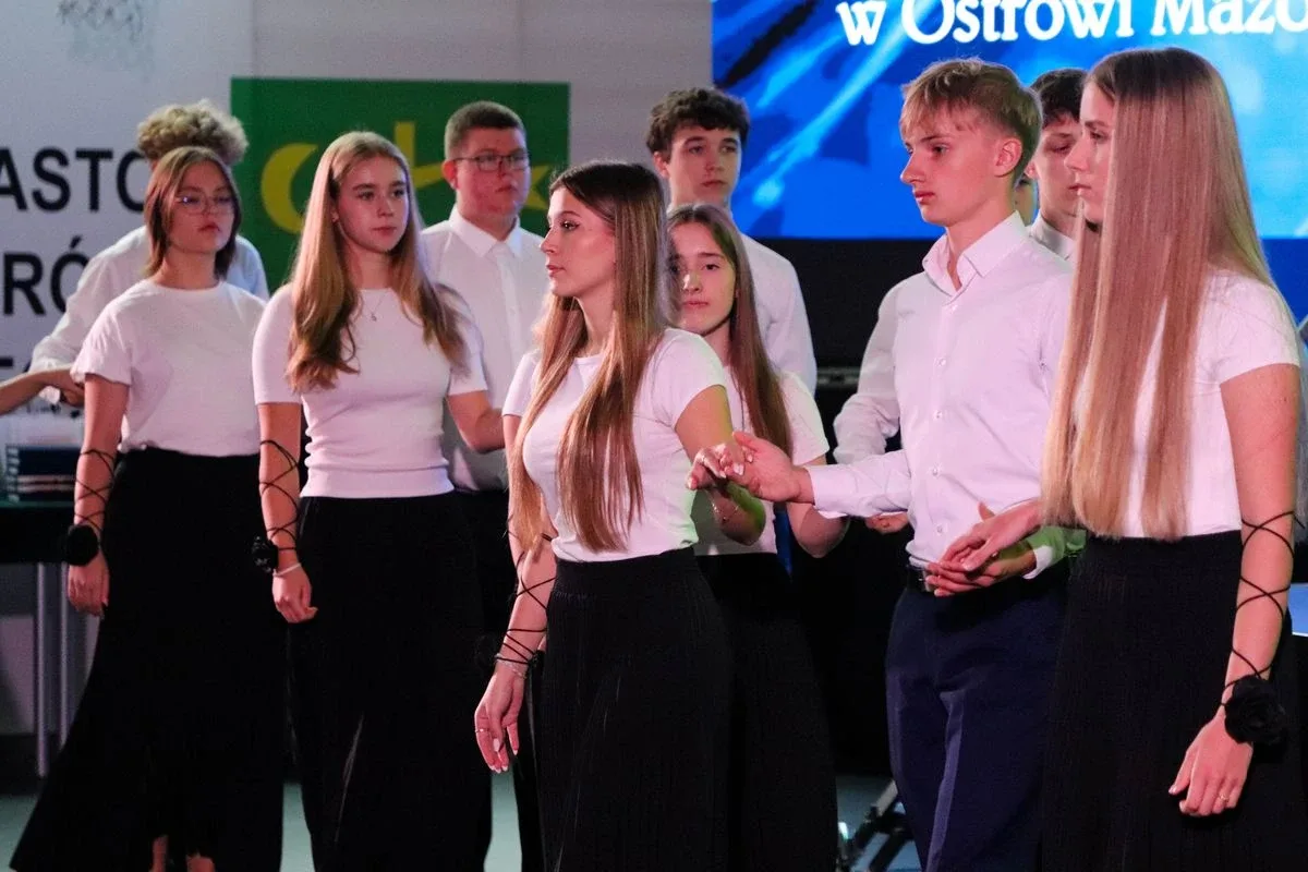 Uroczyste otwarcie nowej szkoły. To już tętniące życiem serce edukacji w Ostrowi (zdjęcia, wideo)