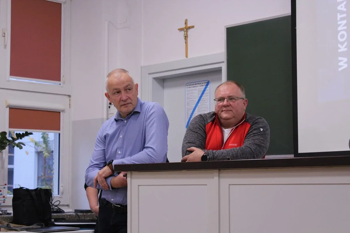 Ósmoklasiści poznali Dualną Ostrów (zdjęcia)