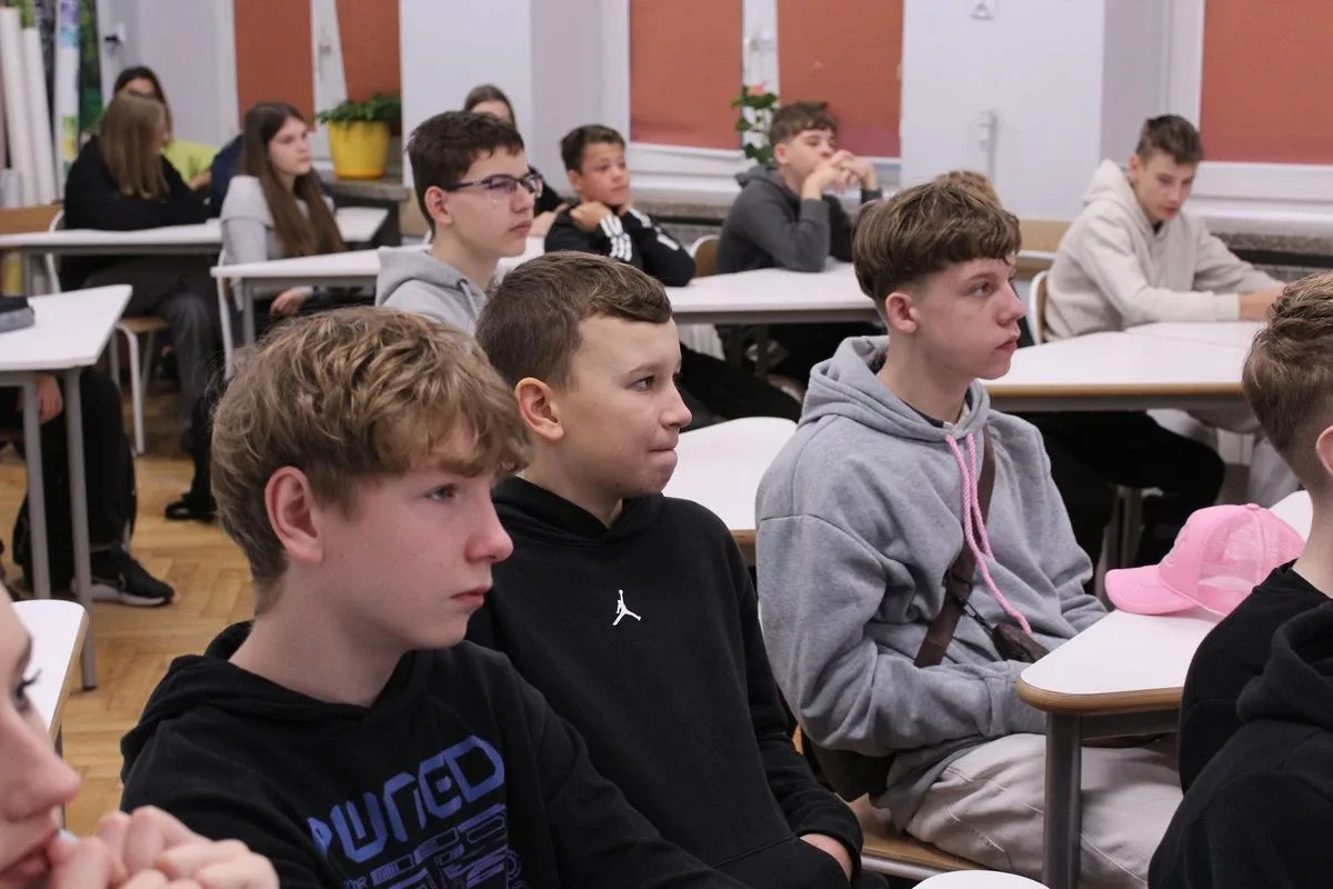 Ósmoklasiści poznali Dualną Ostrów (zdjęcia)