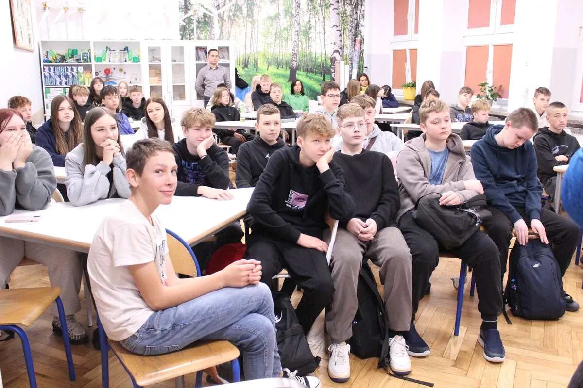 Ósmoklasiści poznali Dualną Ostrów (zdjęcia)