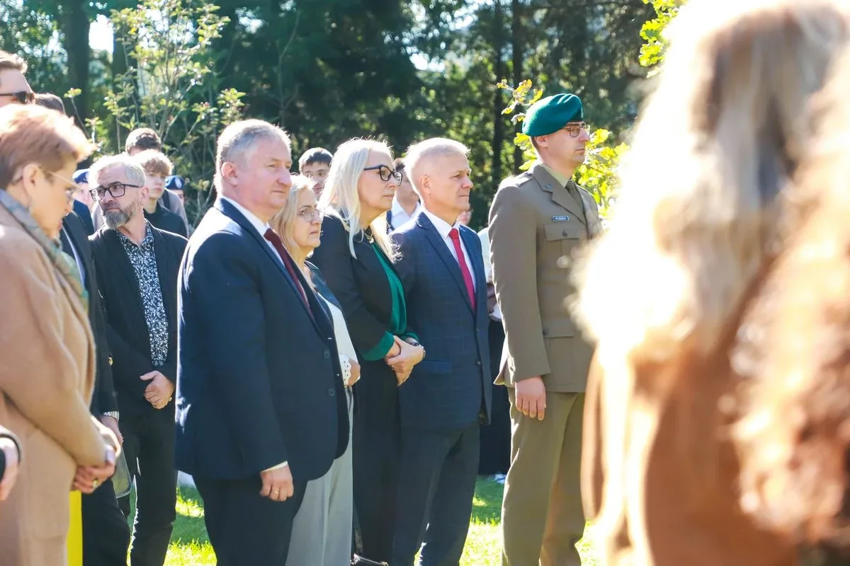 Dąb Pamięci dla kpt. Jana Rapcewicza. Wzruszająca uroczystość w Zespole Szkół nr 1 w Ostrowi Mazowieckiej (zdjęcia)