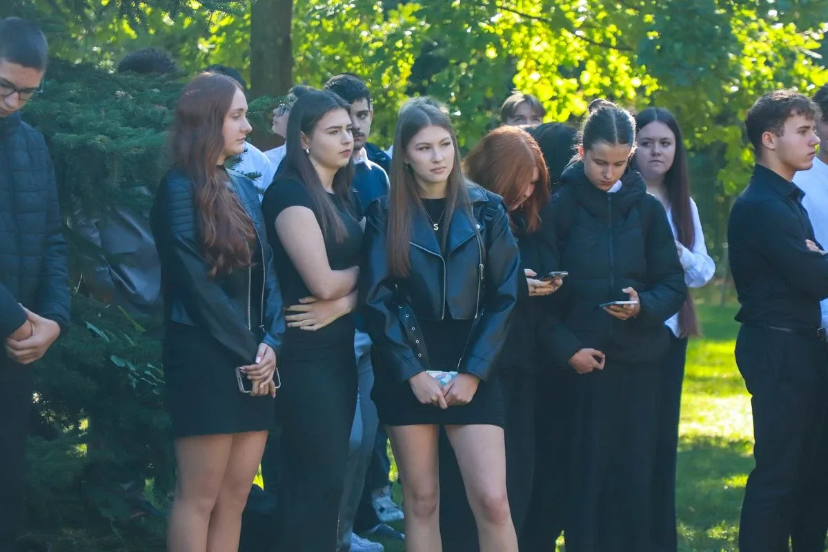 Dąb Pamięci dla kpt. Jana Rapcewicza. Wzruszająca uroczystość w Zespole Szkół nr 1 w Ostrowi Mazowieckiej (zdjęcia)