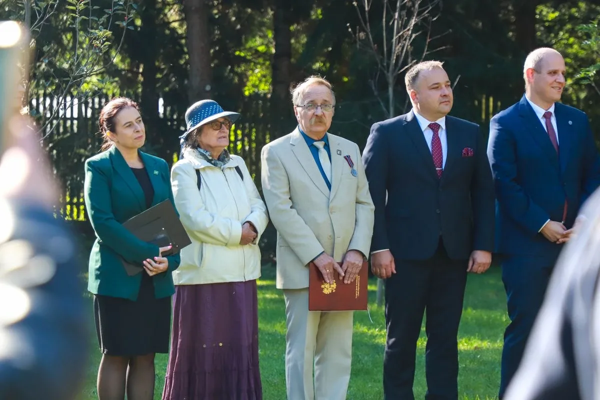 Dąb Pamięci dla kpt. Jana Rapcewicza. Wzruszająca uroczystość w Zespole Szkół nr 1 w Ostrowi Mazowieckiej (zdjęcia)
