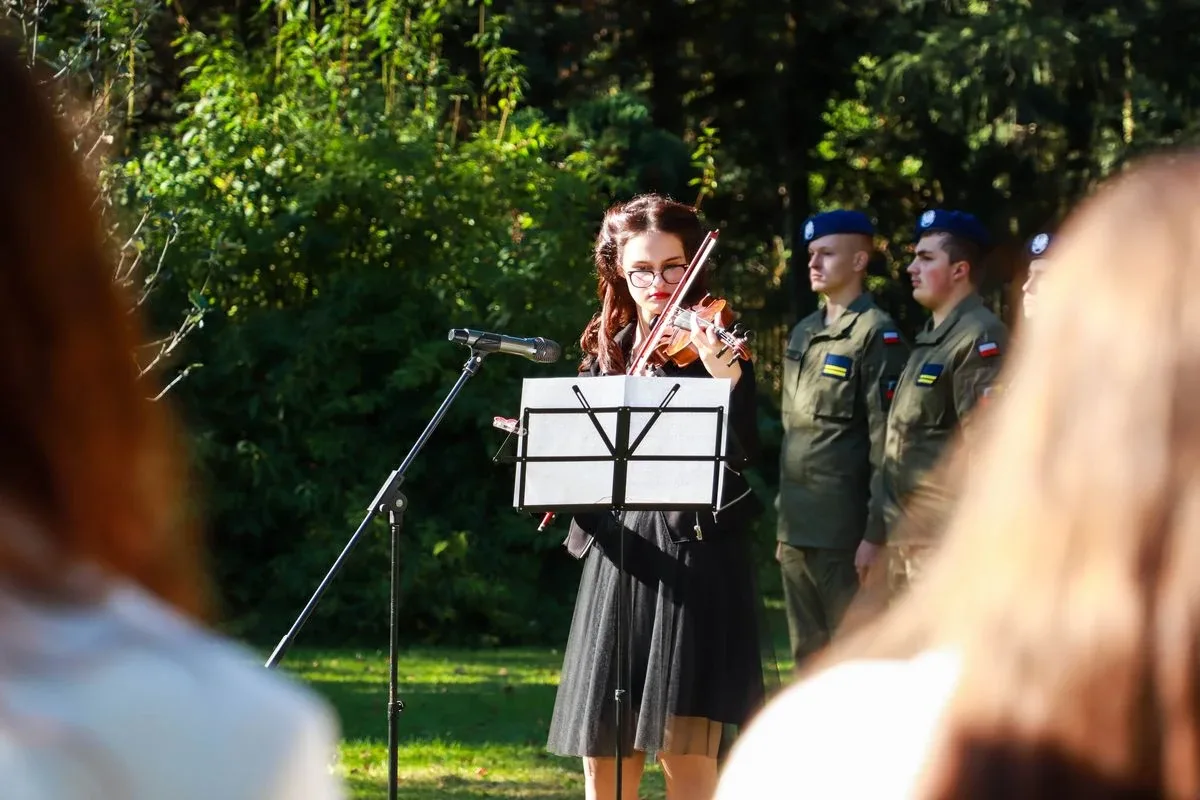 Dąb Pamięci dla kpt. Jana Rapcewicza. Wzruszająca uroczystość w Zespole Szkół nr 1 w Ostrowi Mazowieckiej (zdjęcia)