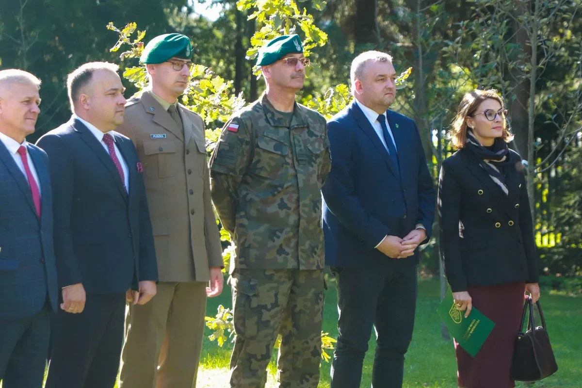 Dąb Pamięci dla kpt. Jana Rapcewicza. Wzruszająca uroczystość w Zespole Szkół nr 1 w Ostrowi Mazowieckiej (zdjęcia)