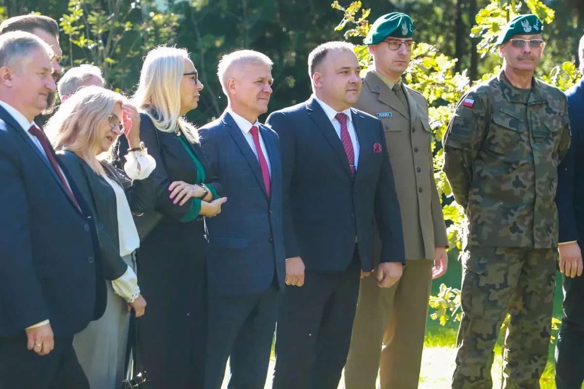 Dąb Pamięci dla kpt. Jana Rapcewicza. Wzruszająca uroczystość w Zespole Szkół nr 1 w Ostrowi Mazowieckiej (zdjęcia)