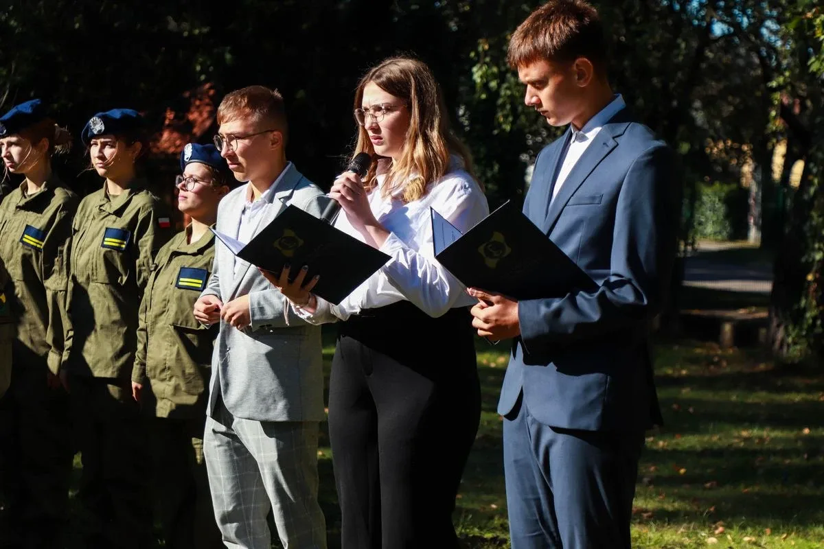 Dąb Pamięci dla kpt. Jana Rapcewicza. Wzruszająca uroczystość w Zespole Szkół nr 1 w Ostrowi Mazowieckiej (zdjęcia)