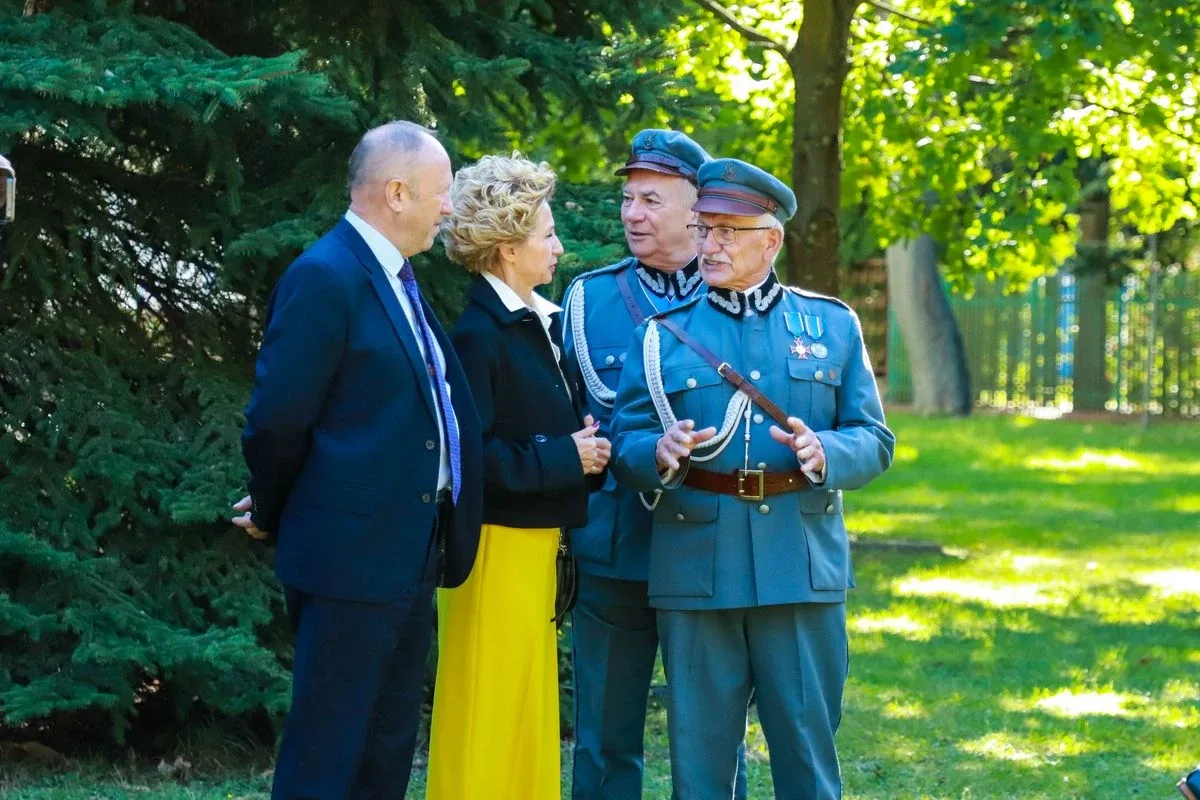 Dąb Pamięci dla kpt. Jana Rapcewicza. Wzruszająca uroczystość w Zespole Szkół nr 1 w Ostrowi Mazowieckiej (zdjęcia)