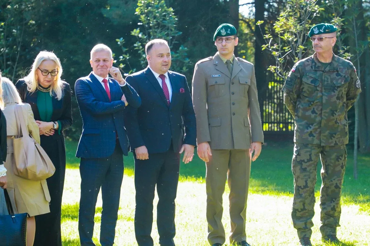 Dąb Pamięci dla kpt. Jana Rapcewicza. Wzruszająca uroczystość w Zespole Szkół nr 1 w Ostrowi Mazowieckiej (zdjęcia)
