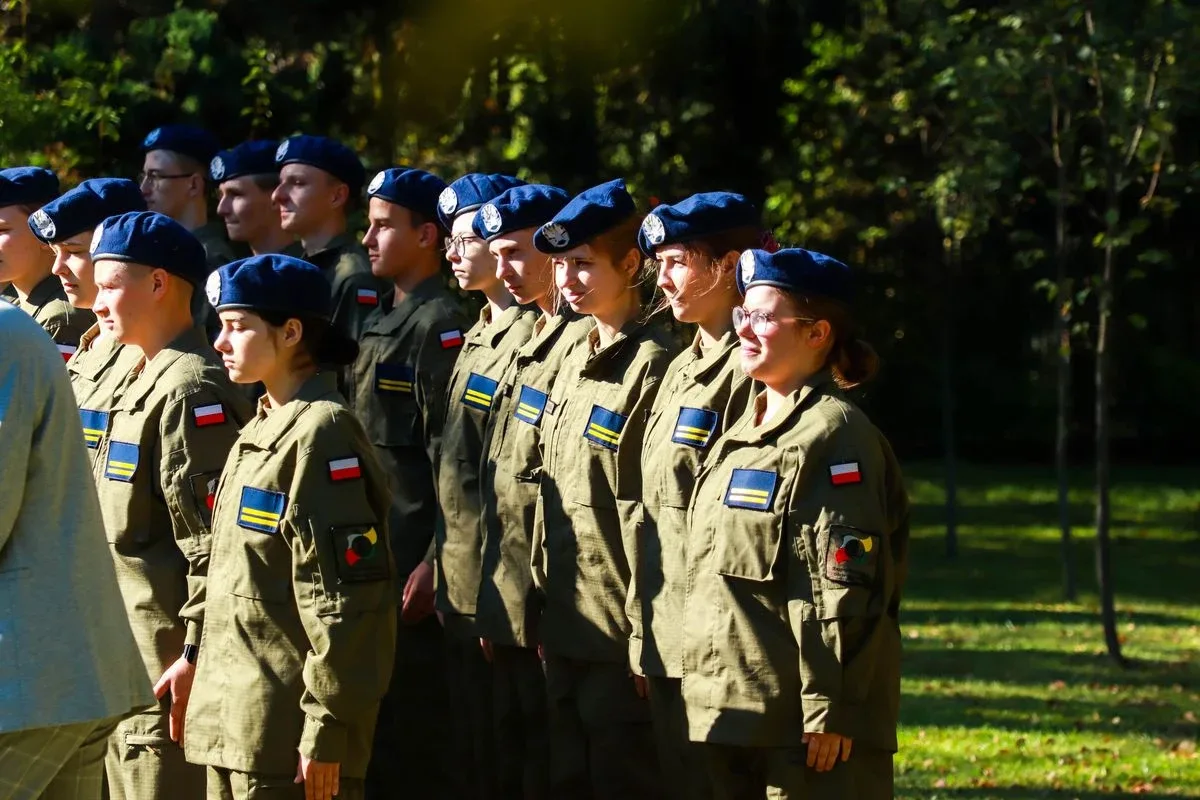 Dąb Pamięci dla kpt. Jana Rapcewicza. Wzruszająca uroczystość w Zespole Szkół nr 1 w Ostrowi Mazowieckiej (zdjęcia)