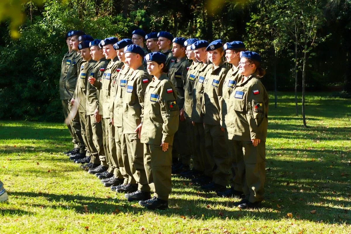 Dąb Pamięci dla kpt. Jana Rapcewicza. Wzruszająca uroczystość w Zespole Szkół nr 1 w Ostrowi Mazowieckiej (zdjęcia)