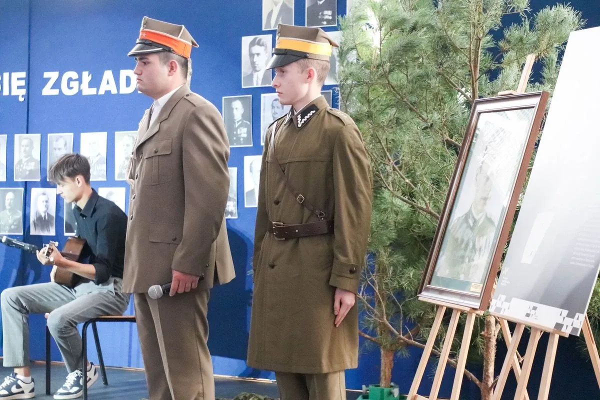 Dąb Pamięci dla kpt. Jana Rapcewicza. Wzruszająca uroczystość w Zespole Szkół nr 1 w Ostrowi Mazowieckiej (zdjęcia)